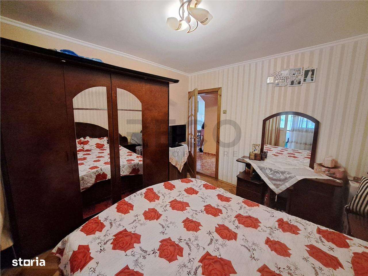 RECO Apartament cu trei camere decomandat - Imagine principală: 5/17