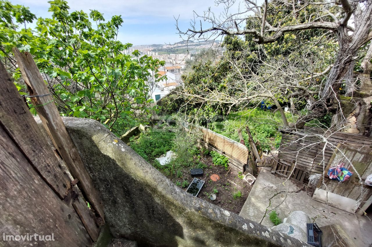 Terreno rústico (em avos) envolvido por moradias, em Camarate