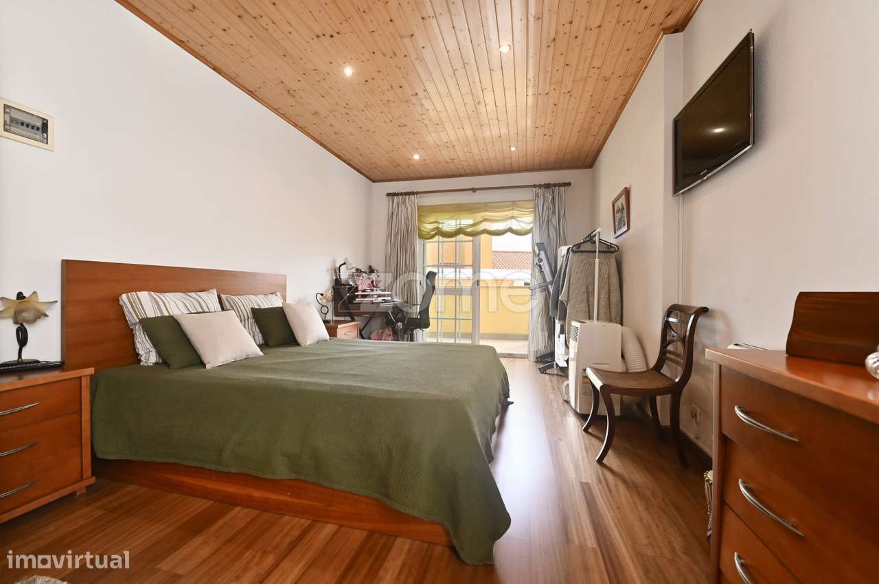 Moradia T3 + 1 remodelada, na Aldeia de Juso (Bairro Chesol)-26