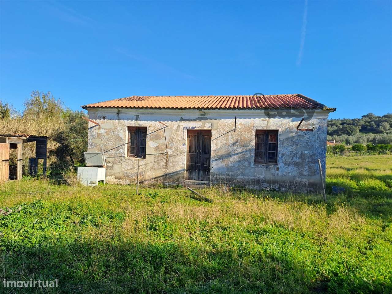 Moradias em ruínas para reconstrução inseridas em terreno misto com 6, - Grande imagem: 3/60