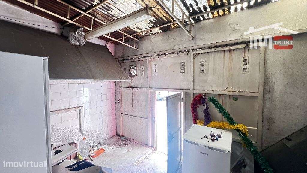 Prédio Habitacional Rés-do-Chão e 1º andar no Centro do Montijo - P...-12