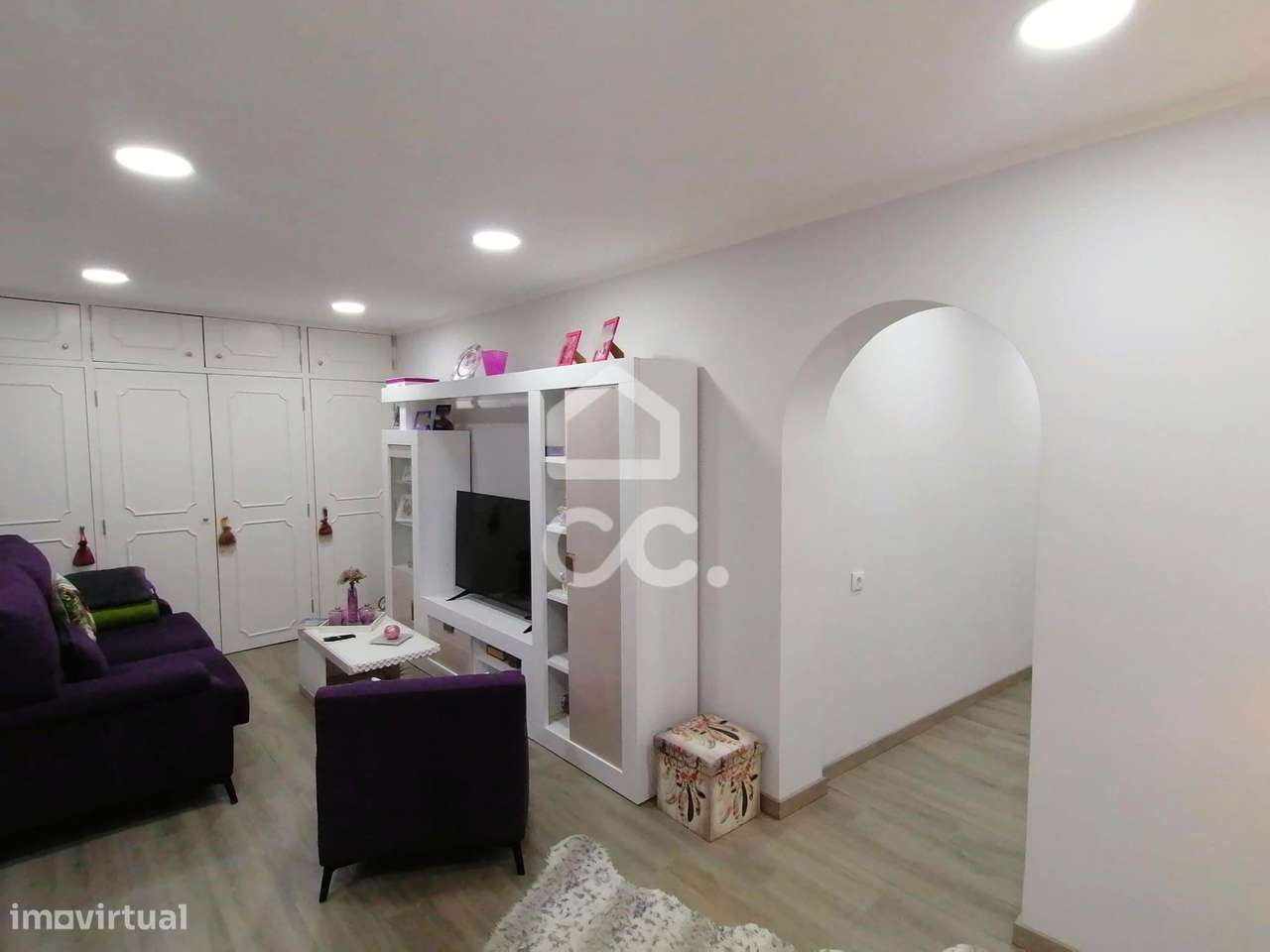 Prédio com Espaço Comercial e Habitação T3+1-20