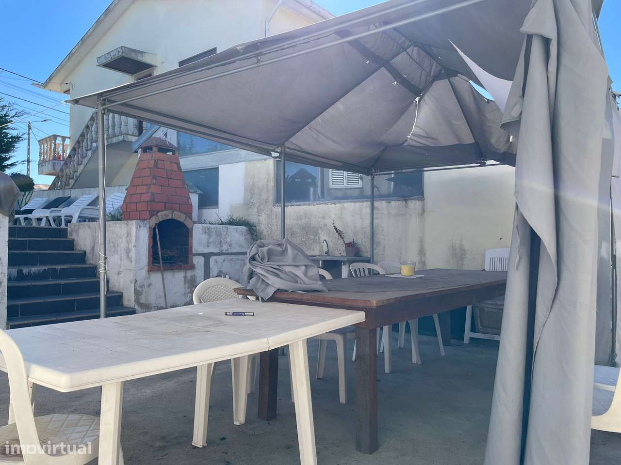 Moradia de 4 frentes com painéis solares, T4, piscina, cave e jardim-20