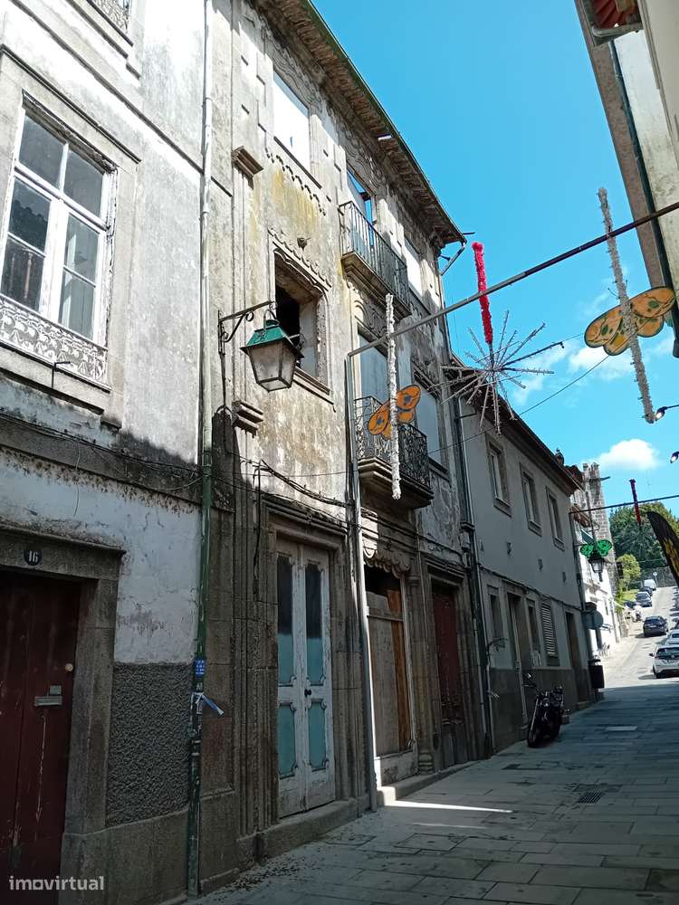 Predio no centro historico de Ponte de Lima - Grande imagem: 2/9