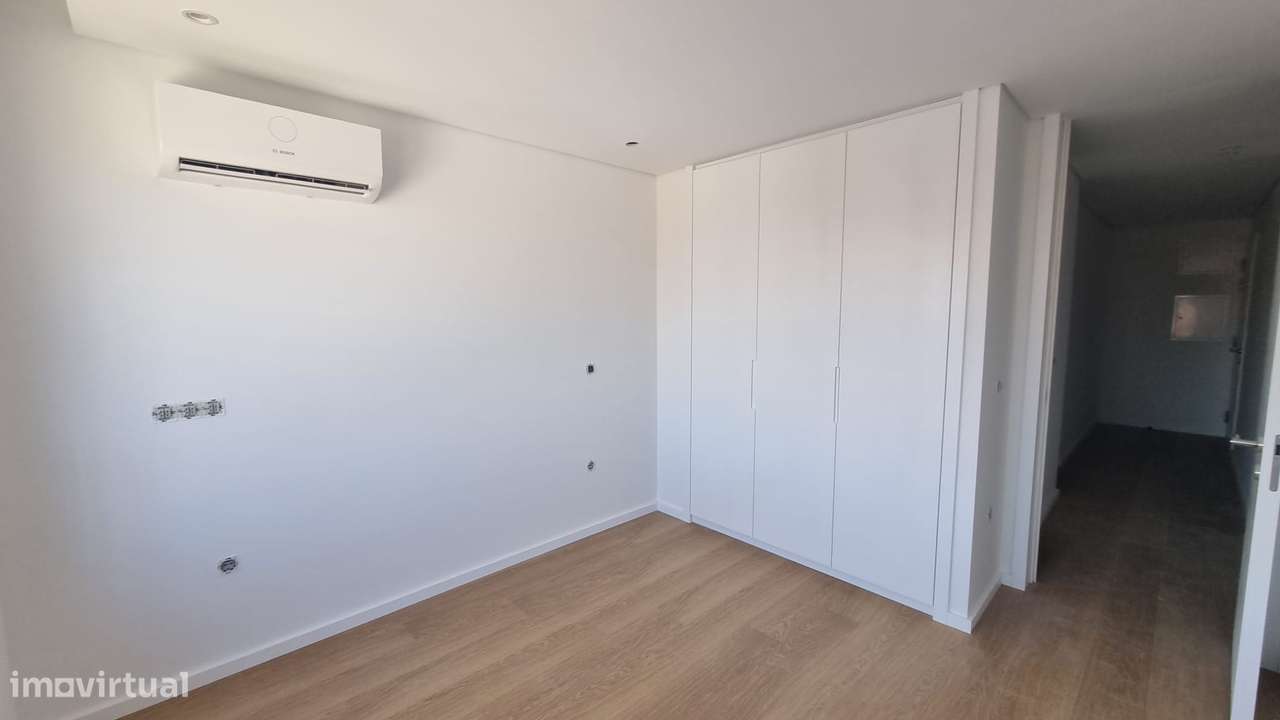 T2 novo com garagem, varanda e ar condicionado-3