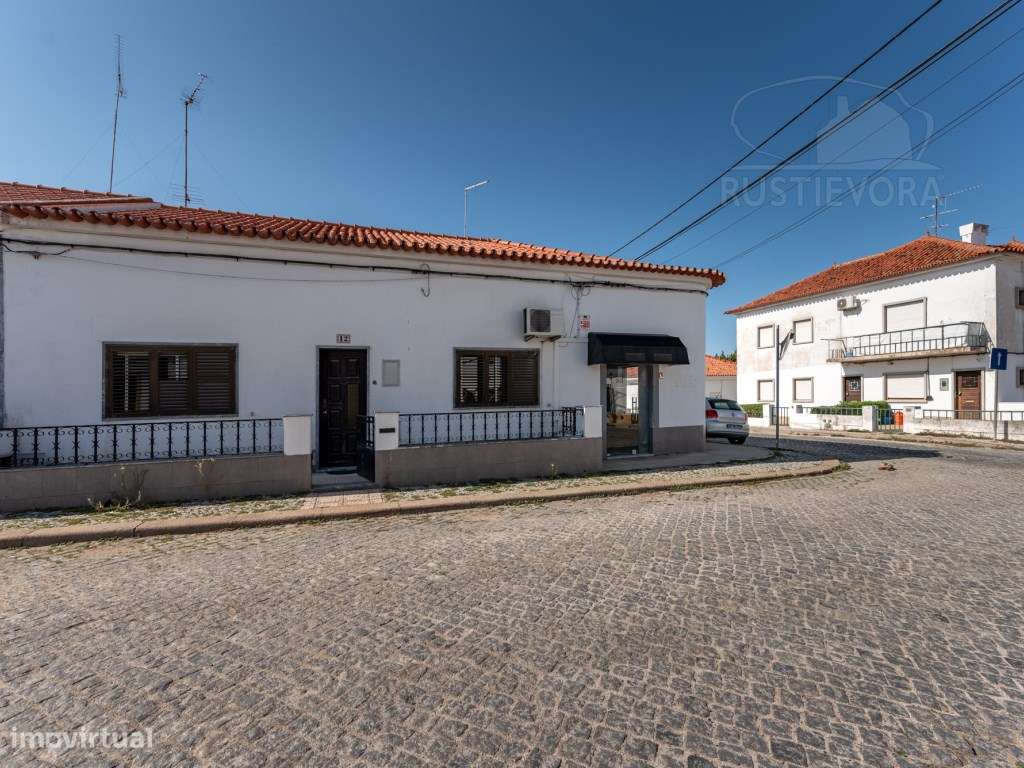 Moradia Unifamiliar de rés-do-chão e sótão, T3 com terraço e 2 quin...-17