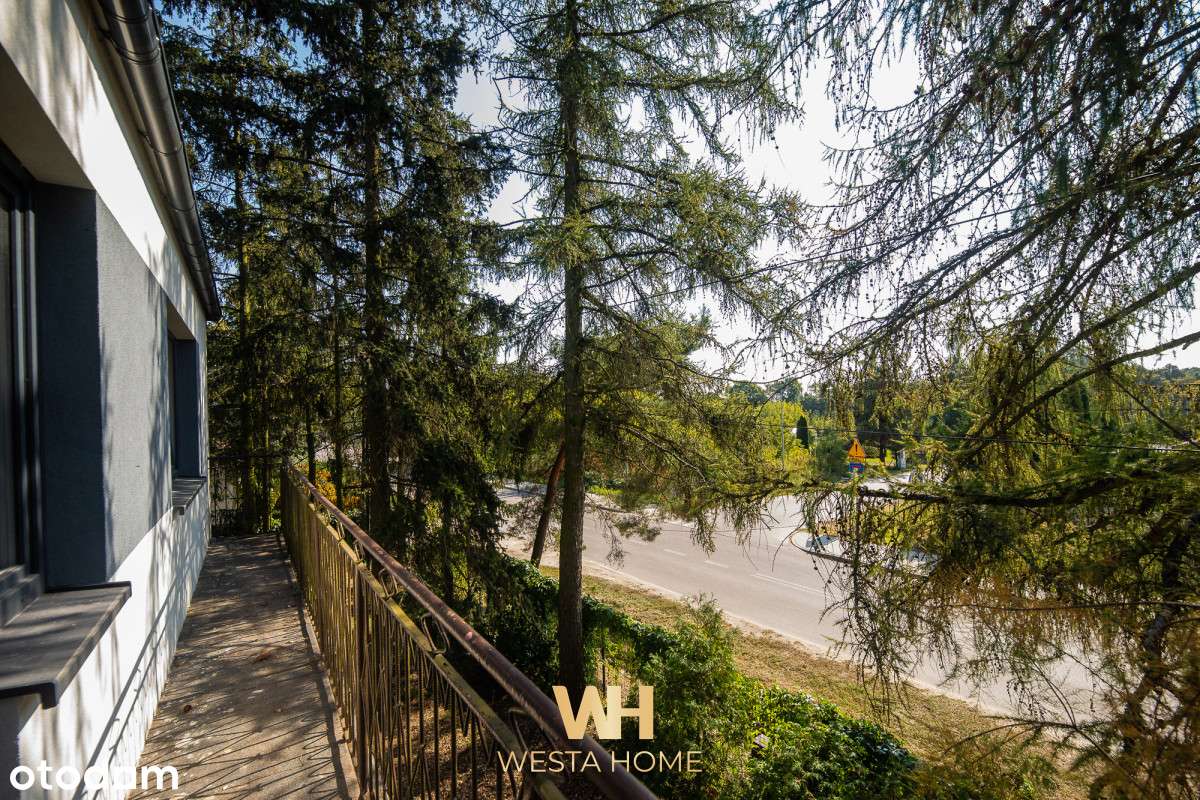 Dom wolnostojący w otoczeniu drzew. Zakroczym.-6