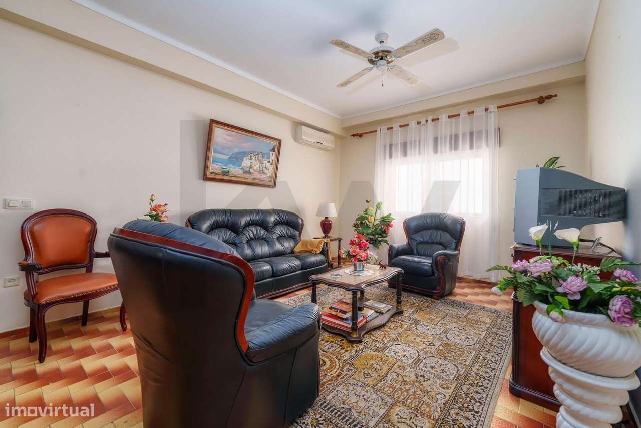 Apartamento T3 com espaço exterior no centro de Vila Real de Santo Ant-19