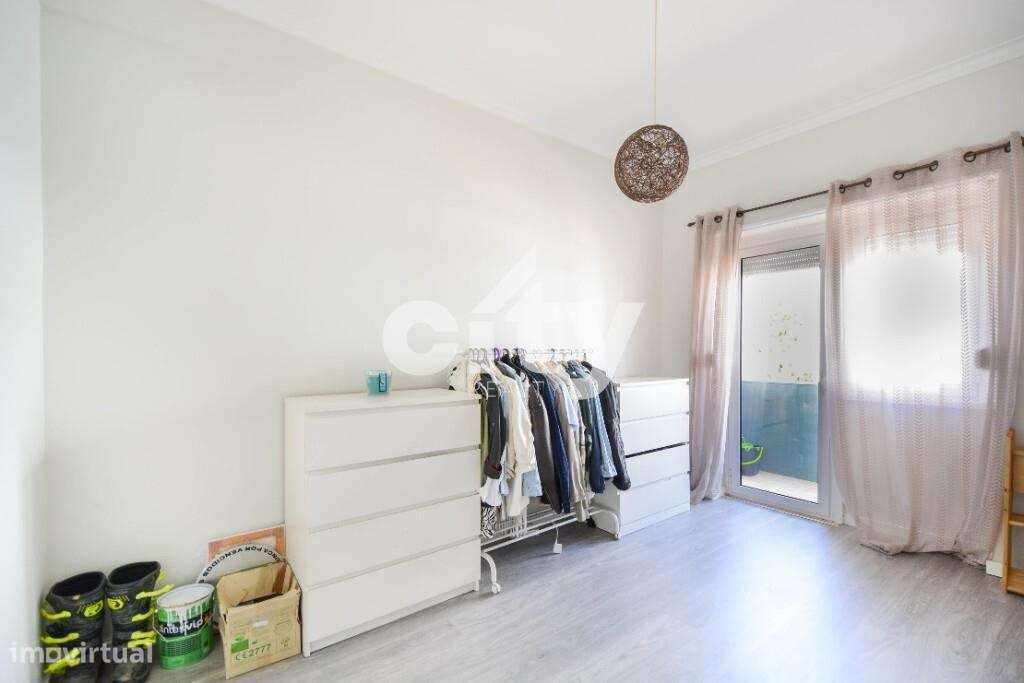 Apartamento T3 localizado em zona central de Massamá junto à Escola Se-22