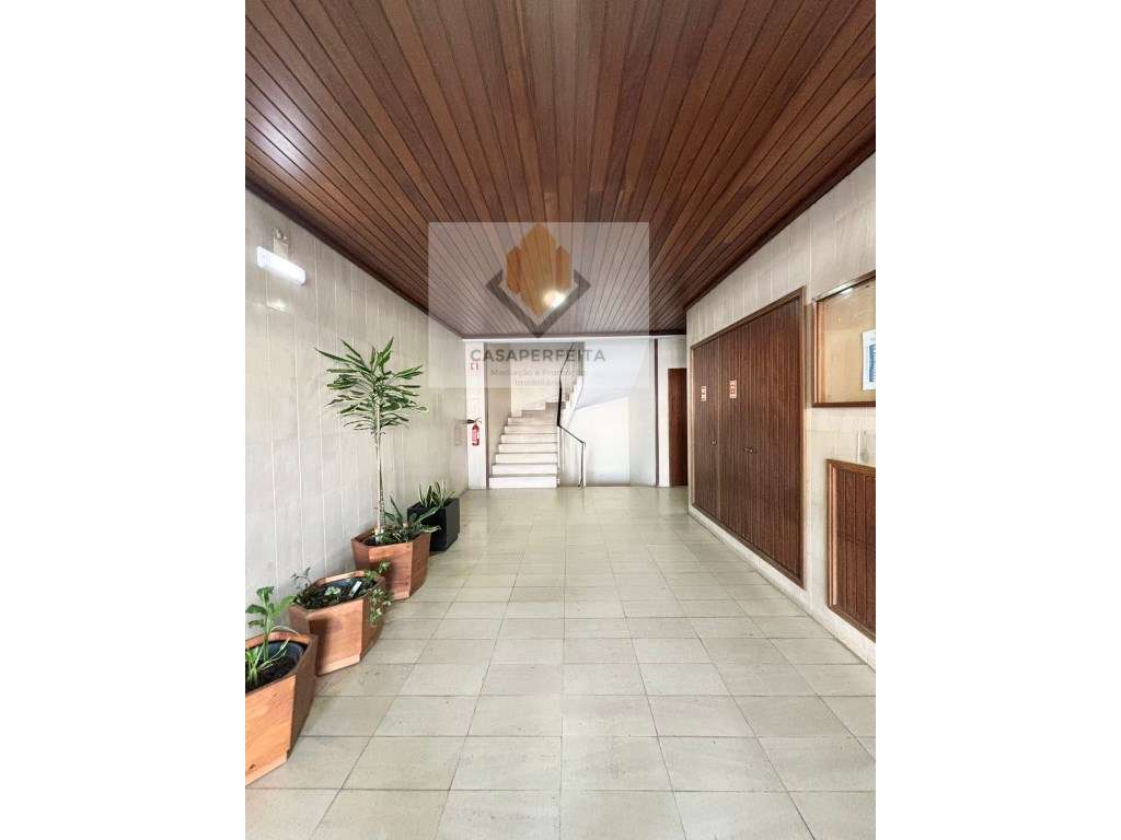 Apartamento T2 com Varanda Fechada e Lugar de Garagem - Junto ao El...-23