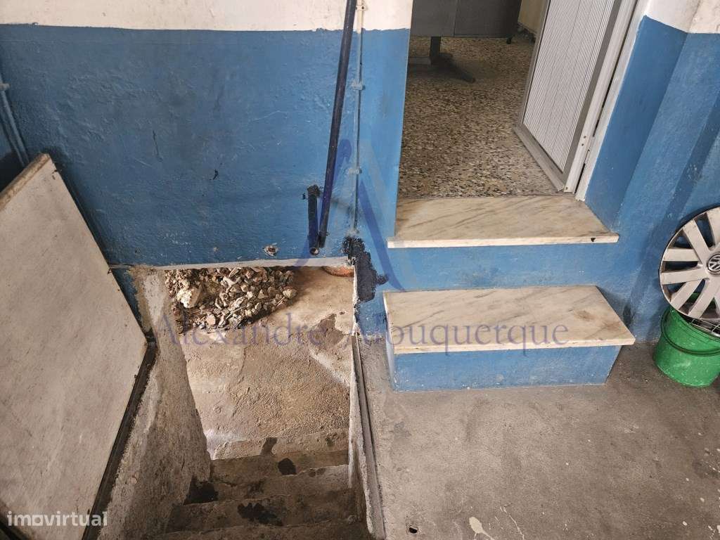 Moradia com anexo e espaço comercial.-28