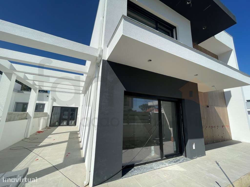 Moradia T3 com jardim e piscina em zona residencial tranquila-10