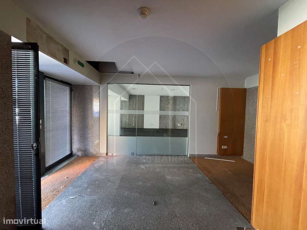 Prédio Urbano no Centro da Maia Potencial para Serviços ou Habitação-23