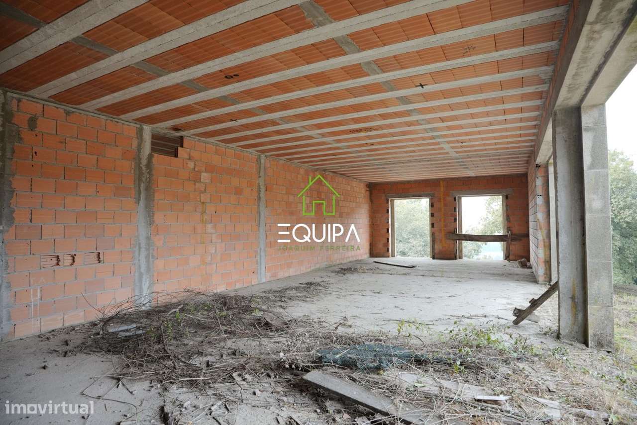 Terreno para construção (com moradia  T-5, construída em grosso), e-40