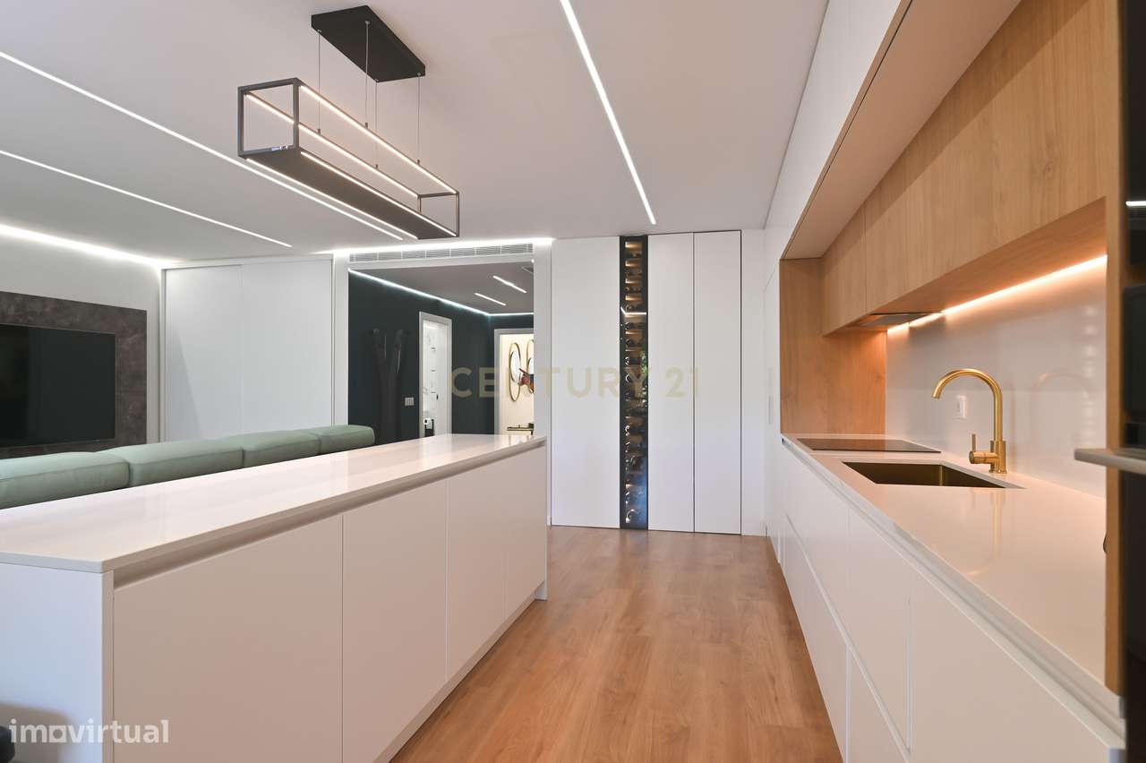 Apartamento Renovado em Cascais com Terraço e Garagem-17