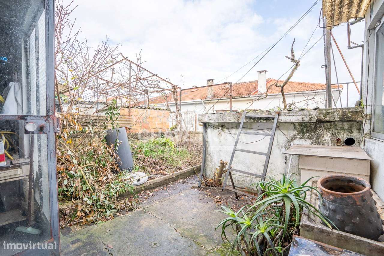 Moradia T1 com garagem box e logradouro e quintal no centro de Gaia-11