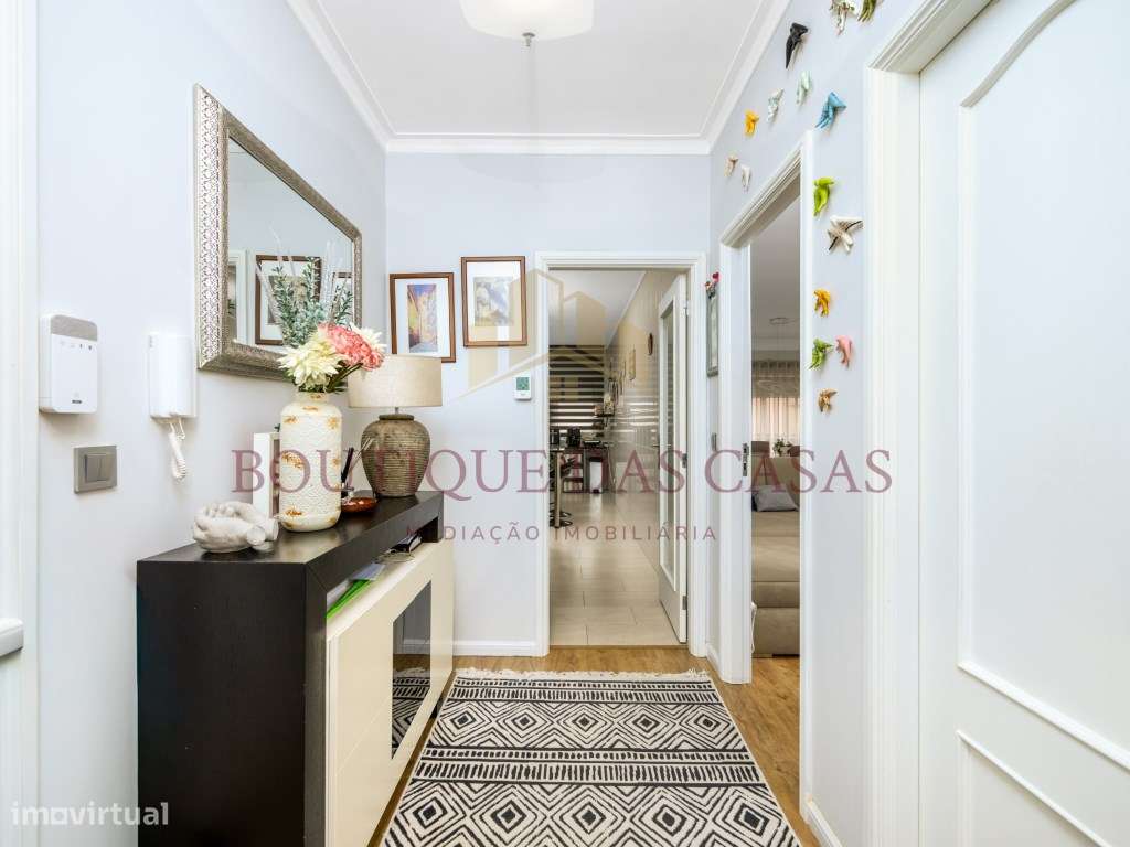 Apartamento T3 com Varanda e Box - Olival - Grande imagem: 5/25