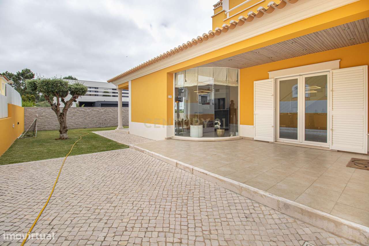 Elegante moradia T4, de arquitetura contemporânea, no coração de Torre - Grande imagem: 4/48