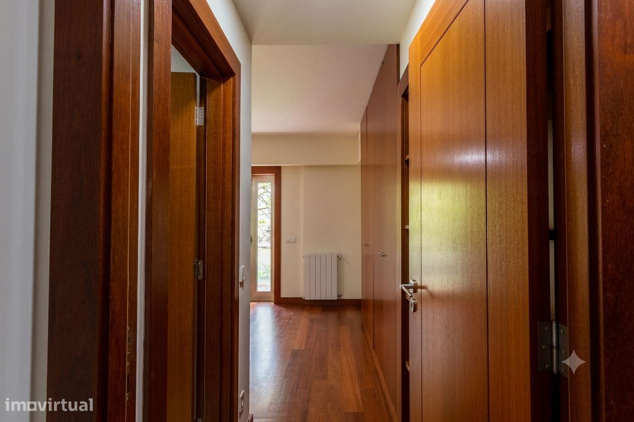 Apartamento T5 com 4 casas de banho e garagem-26