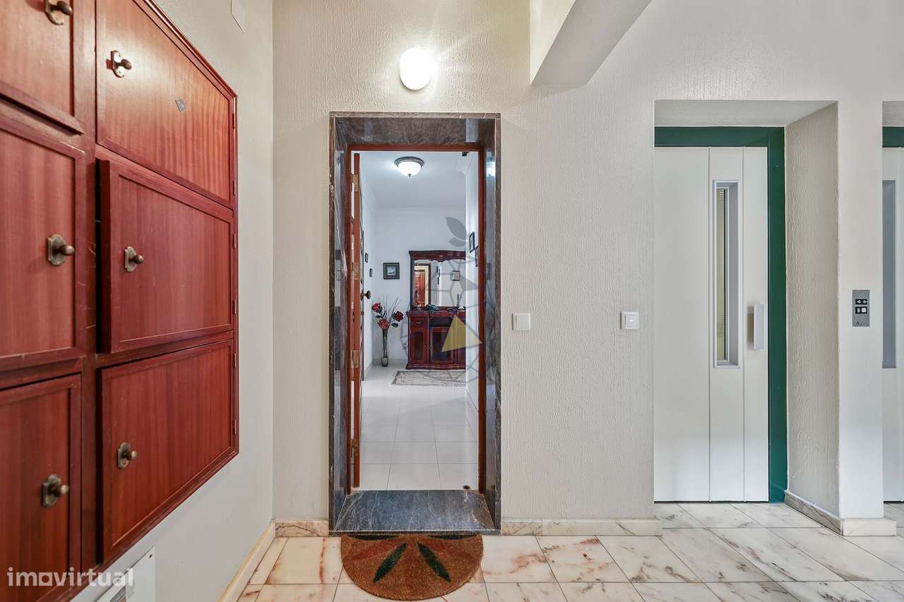 Apartamento espaçoso com 2 quartos excelente localização em Lagos - Grande imagem: 4/50