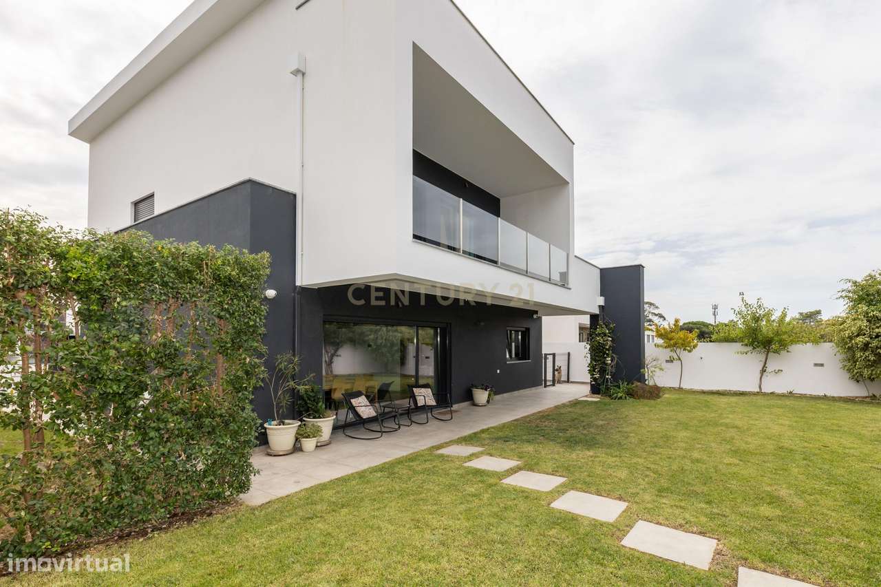 Moradia Isolada T4 de Prestígio – Bairro de São João, Sobreda-8