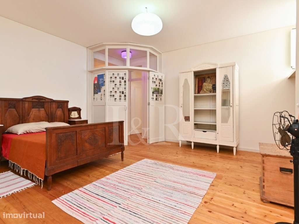 Apartamento T3 renovado no centro histórico de Lisboa-21