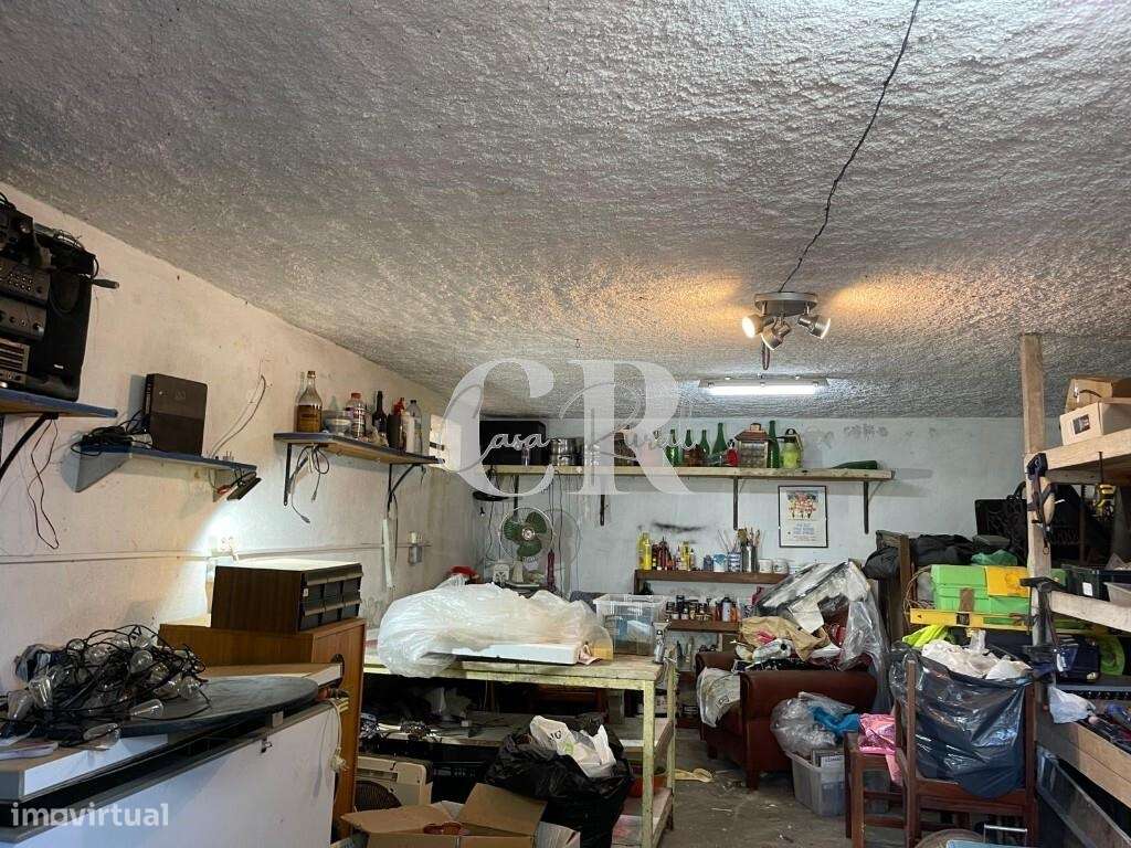 Moradia Térrea Isolada de 2 Quartos com Jardim, Anexos e Garagem, entr-37