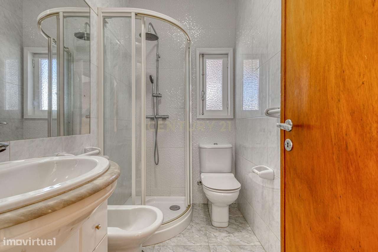 Moradia T3 com 4 frentes e garagem junto a igreja da Santa Rita-40