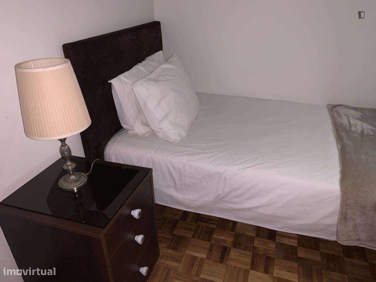 Quarto - localizado em Lordelo do Ouro Porto - Grande imagem: 5/10