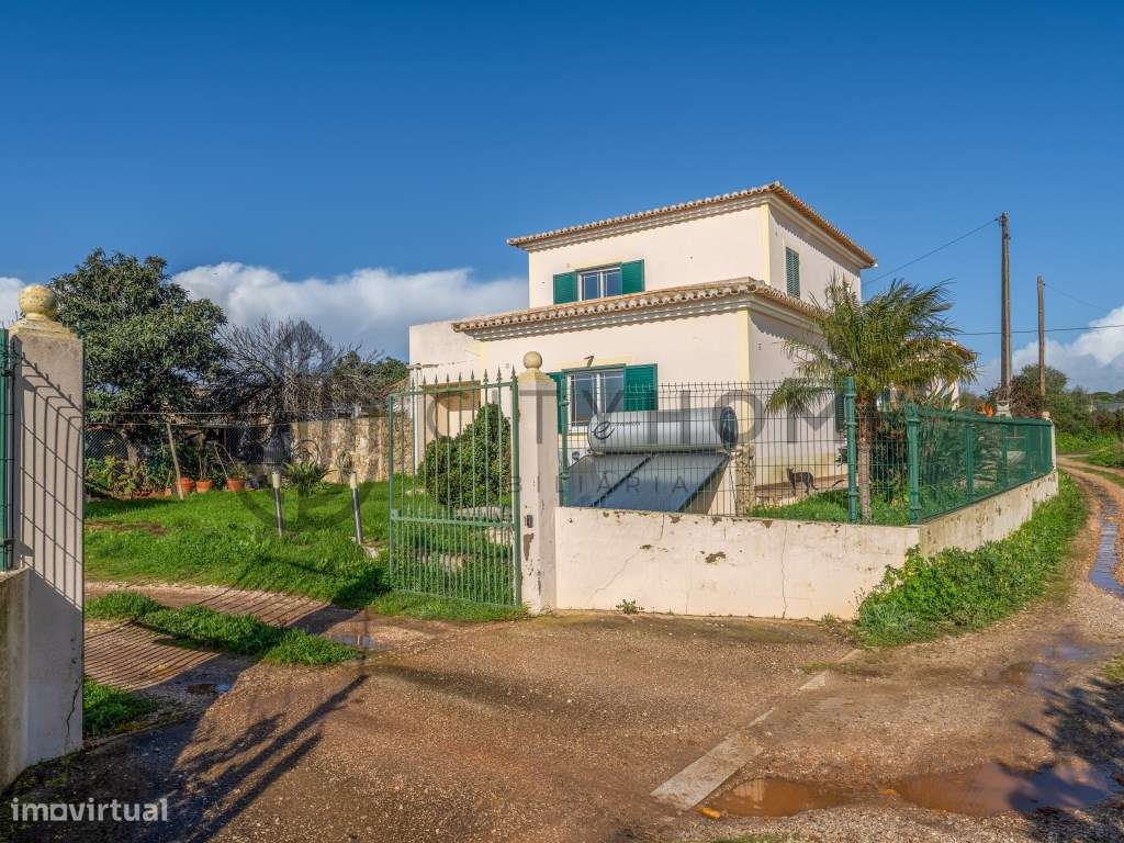 Moradia T3 vista desafogada para o campo e a 5 minutos de Lagoa - Grande imagem: 3/32