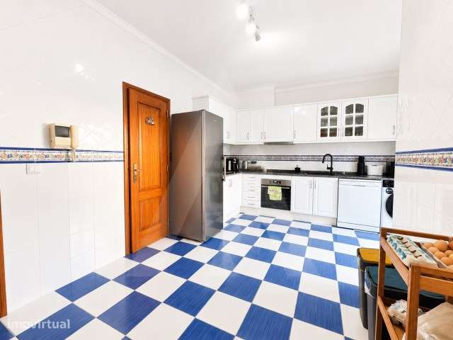 Apartamento T2 com terraço e garagem na Mamarrosa-7