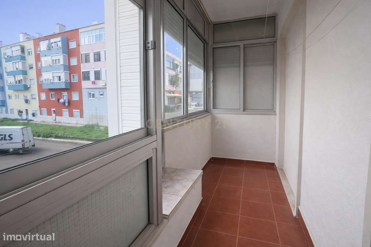 Apartamento T2 com Marquise e Excelente Potencial | Damaia de Cima – A-26