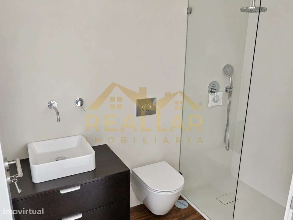 Apartamento T3 Renovado em Lordelo do Ouro - Porto-23