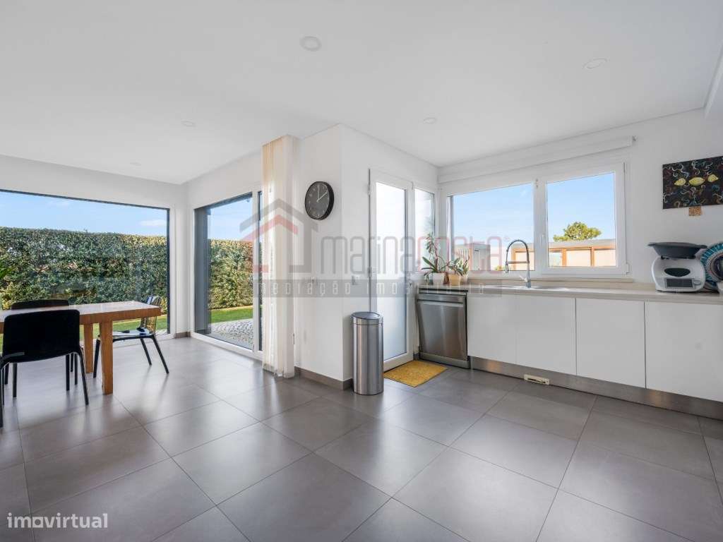 Moradia de Luxo T3 com Piscina e Vista Mar-11