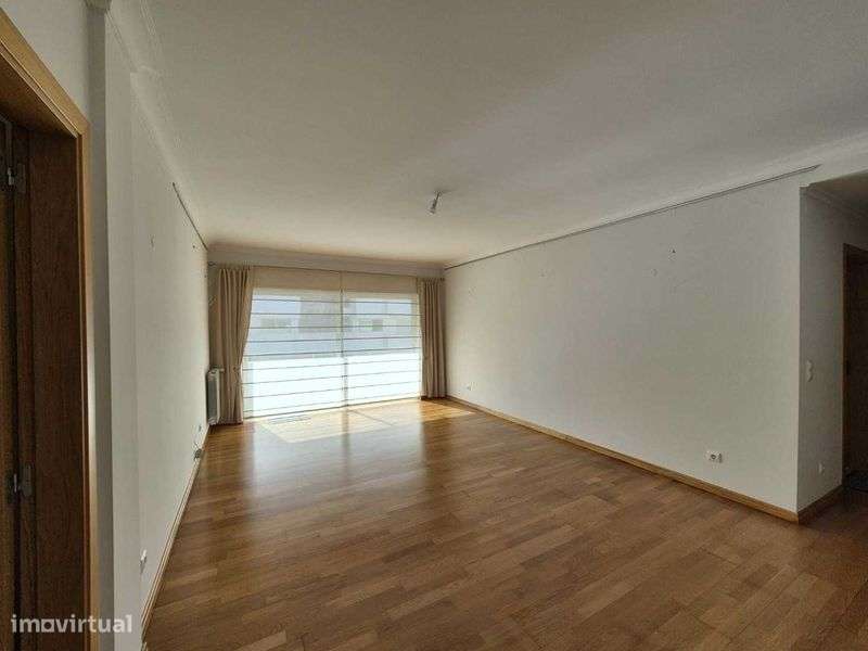 T3 com Garagem e arrecadação excelentes acabamentos e exposição solar - Grande imagem: 5/12