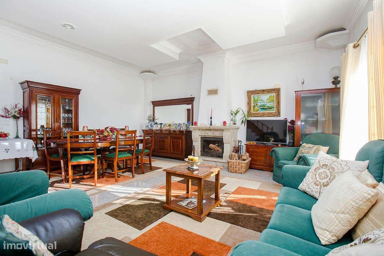 Moradia T5 com piscina e jardim em Rio de Mouro Paiões lote de 830 m² - Grande imagem: 4/29