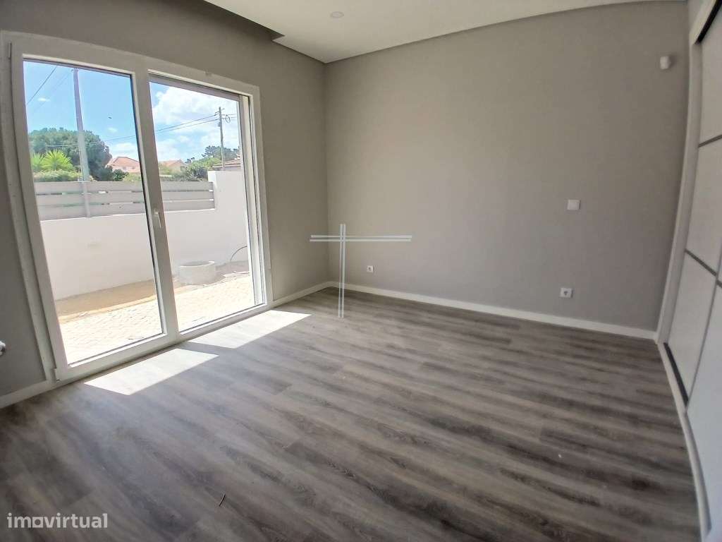 Moradia isolada T4, arquitetura contemporânea com garagem e piscina...-13