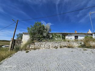 Moradia em ruína localizada em Alcaria Longa