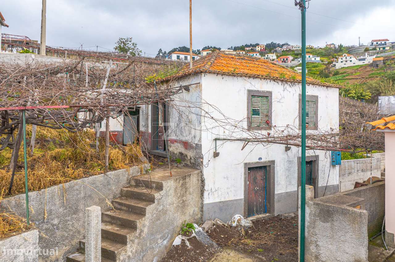 Moradia T2 para recuperar no Estreito de Câmara de Lobos-13