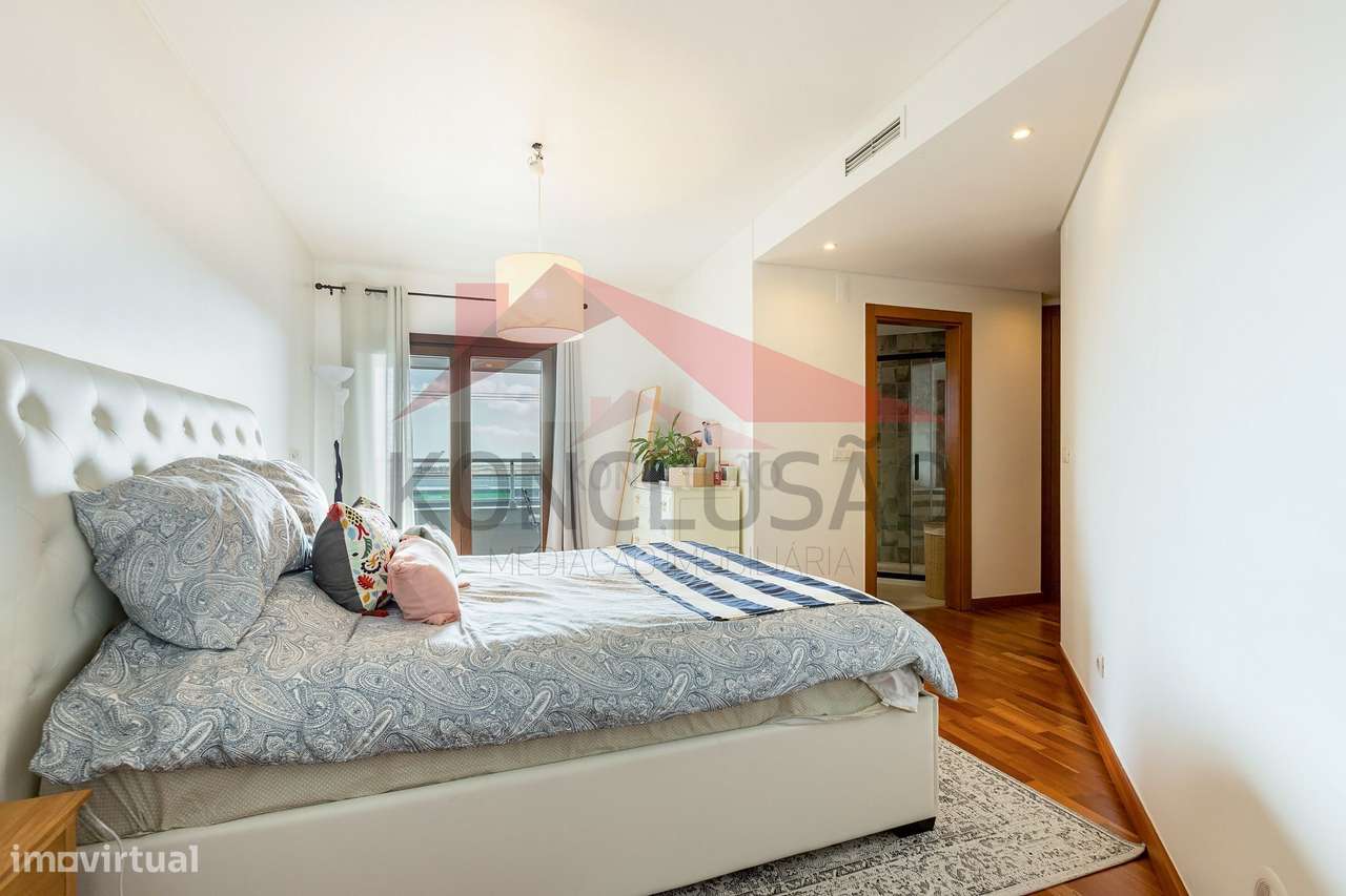 ** Excelente T3 Remodelado na Malvarosa com Garagem para 3 Viaturas...-17