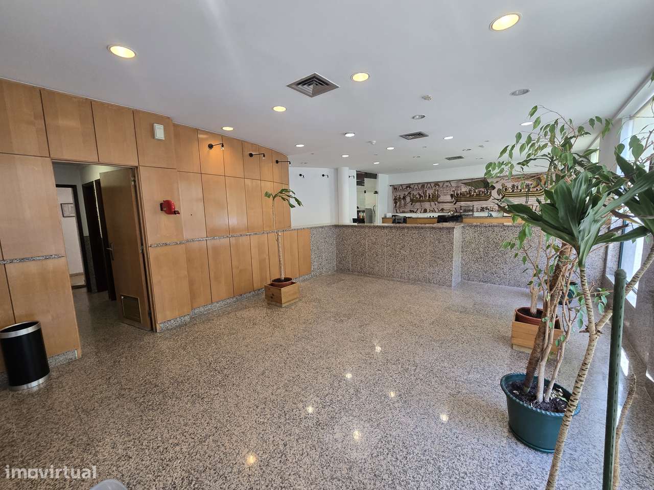 Espaço Comercial Versátil com 222m² – Excelência em Setúbal-7