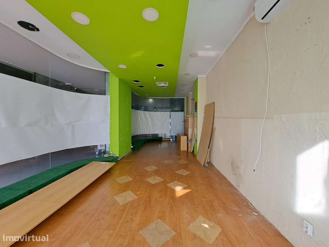 Loja no Shopping Center Massamá com montra exterior para venda - Grande imagem: 5/25