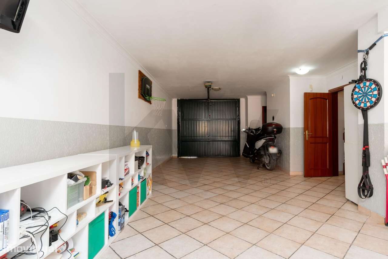 Moradia em Banda T4+1 com Jardim, Garagem e Sótão-45