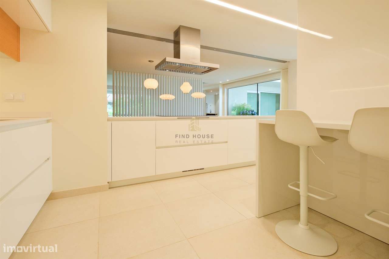 Apartamento T3 em condomínio privado, com terraços e garagem, no Prínc-24