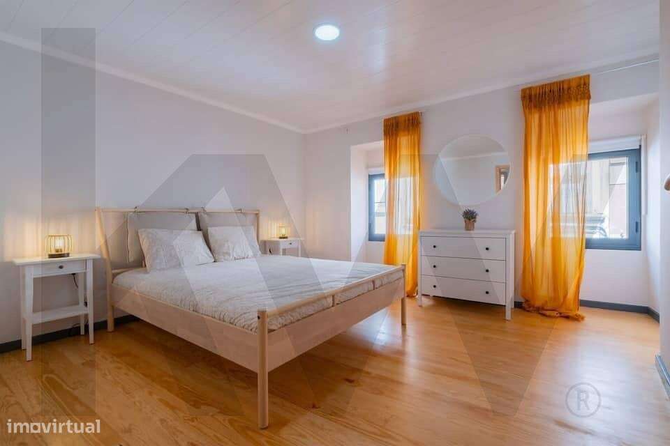 Moradia T5 com Licenciamento de Alojamento Local no Centro de Ponta De-12