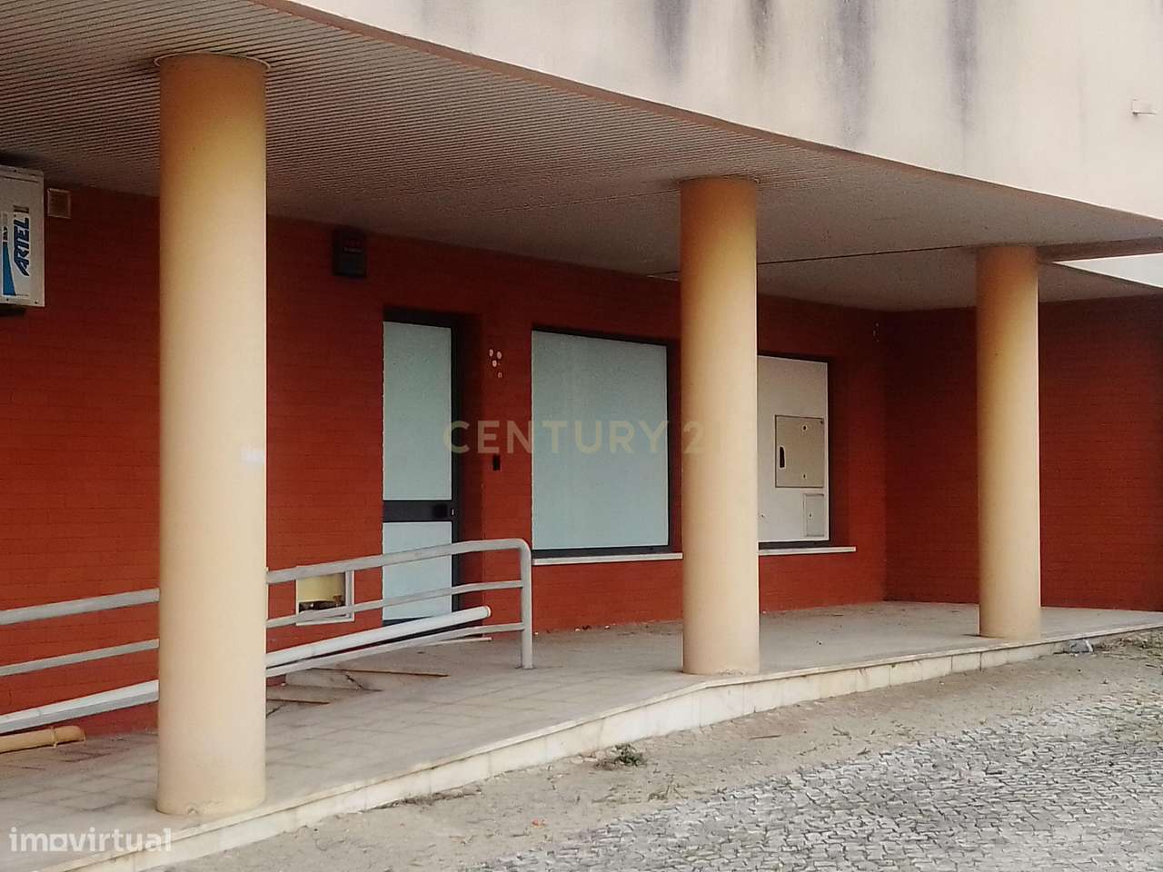 Loja com rendimento garantido a longo prazo e boa localização em Torre-14