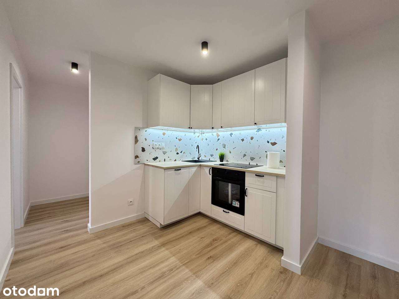 2-pokojowe mieszkanie - po remoncie - obok Sky Tower - PL,UA,RU,ENG-8