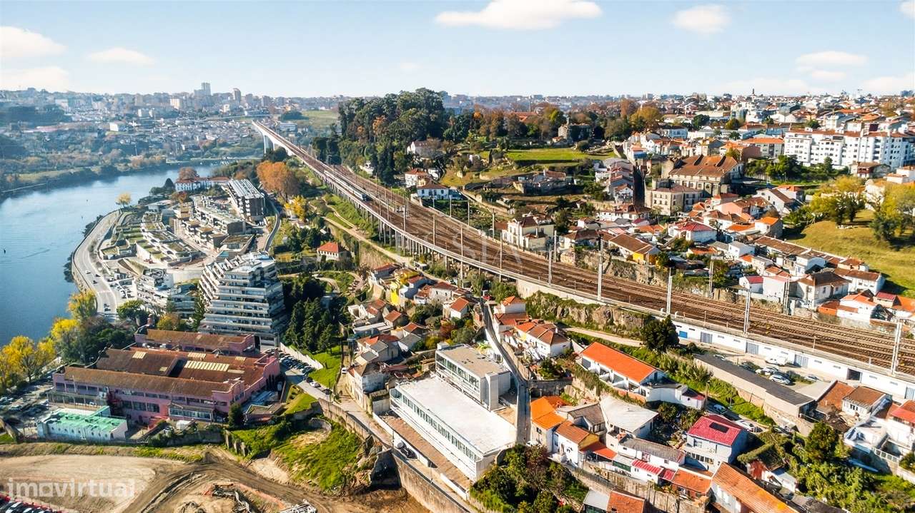 Apartamento T2 com Varanda e Garagem no Douro 39-13