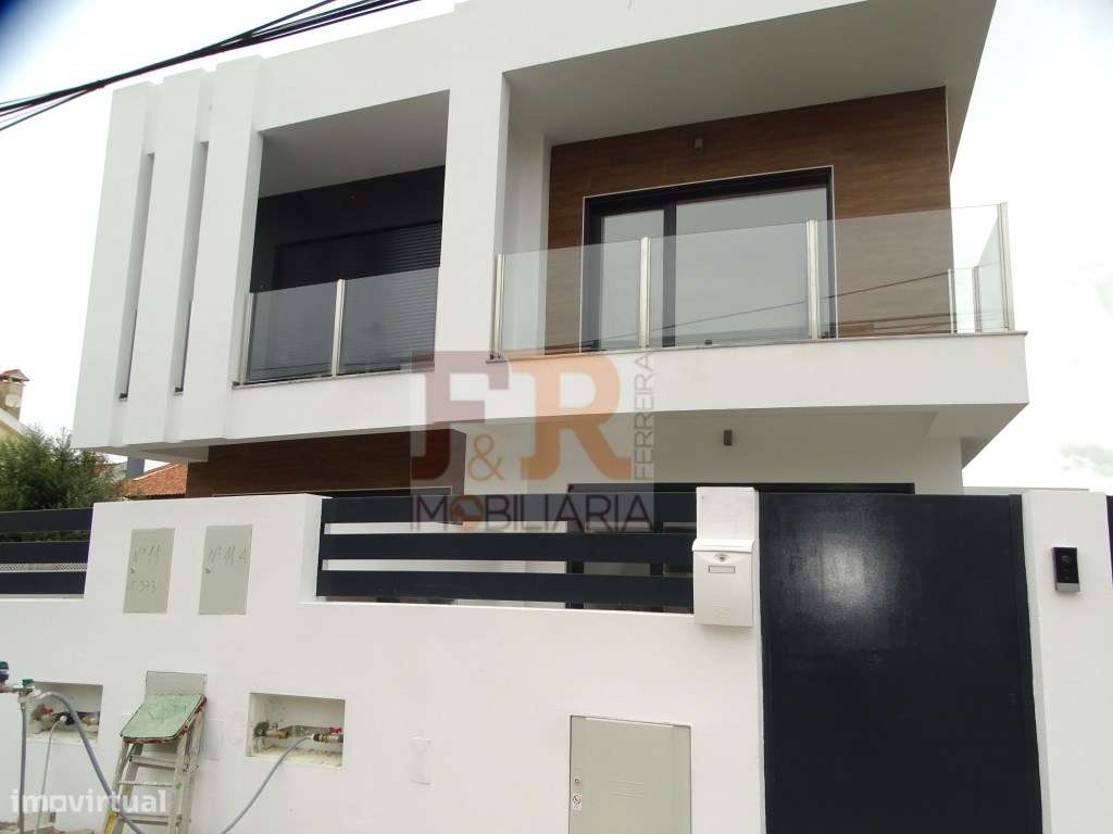 Moradia Geminada Triplex T3+1 com Cave Fernão Ferro - Grande imagem: 4/37