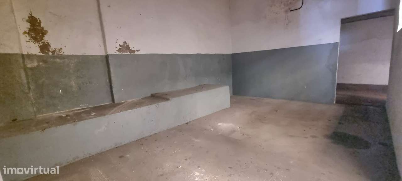 Armazém prox a estação das devesas-1